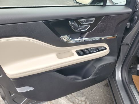 New 2026 Lincoln Corsair Premiere image 8