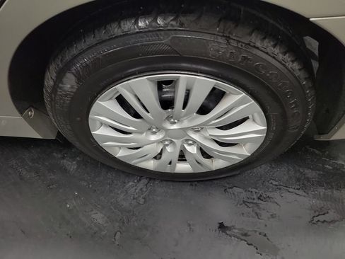 Used 2017 Toyota Camry LE FWD image 12