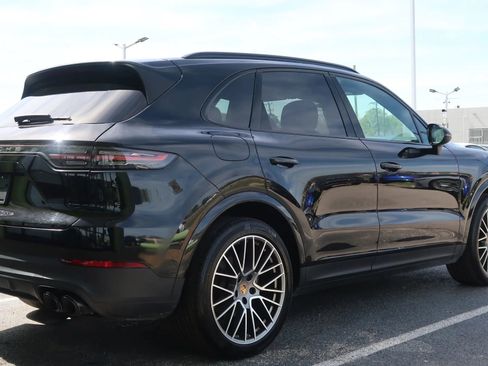 Used 2023 Porsche Cayenne Platinum Edition AWD/4WD image 14
