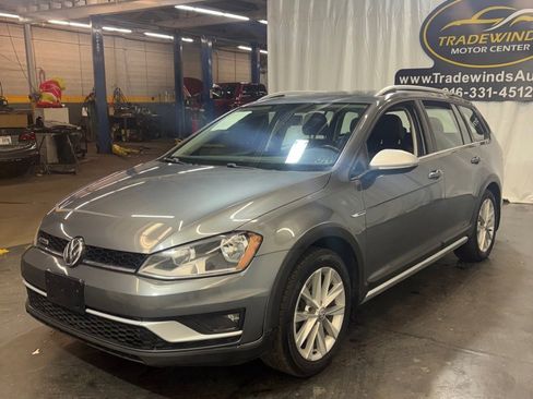 Used 2017 Volkswagen Golf S image 3