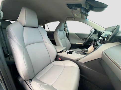 Used 2022 Toyota Venza XLE image 15