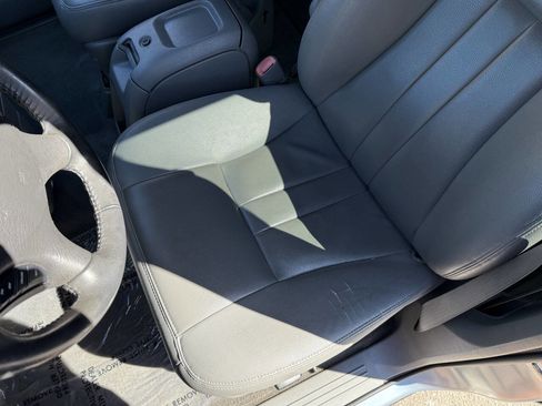 Used 2006 Chrysler Town & Country Touring image 46