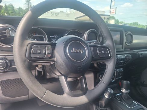 Used 2023 Jeep Gladiator Sport AWD/4WD image 17
