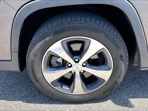 Used 2019 Jeep Cherokee Limited AWD/4WD image 11