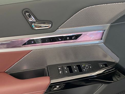 New 2026 BMW 750e xDrive w/ Premium Package image 23