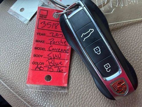 Used 2020 Porsche Cayenne AWD/4WD image 15