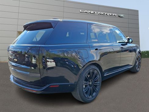 Used 2025 Land Rover Range Rover Long Wheelbase SE image 2