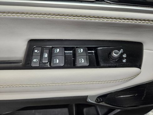 Used 2022 Jeep Wagoneer Series III w/ Premium Group I AWD/4WD image 20