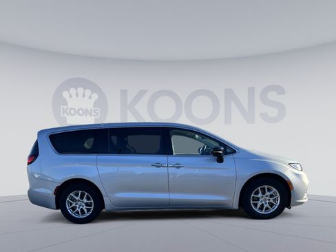 Used 2024 Chrysler Pacifica Touring-L FWD image 8