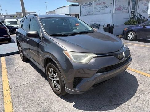 Used 2018 Toyota RAV4 LE FWD image 3
