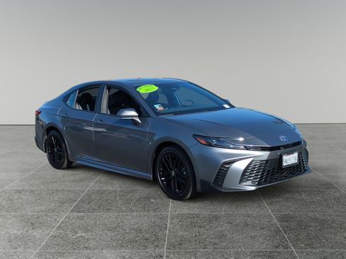 Used 2025 Toyota Camry SE image 7