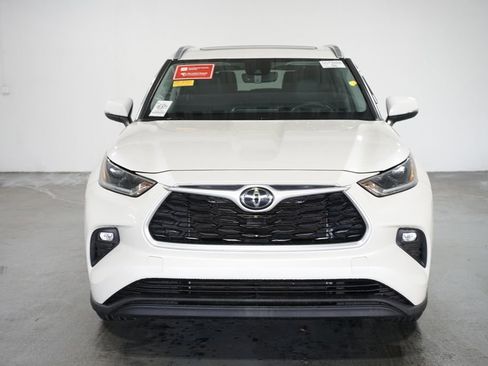 Certified 2021 Toyota Highlander XLE image 2