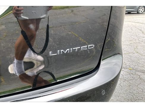 Used 2025 Chrysler Pacifica Limited FWD image 35