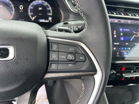 Used 2023 Jeep Grand Cherokee Limited w/ Black Appearance Package image 15