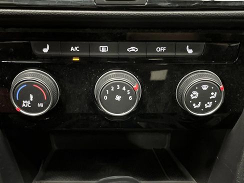 Used 2023 Volkswagen Taos SE w/ Black Wheel Package image 18