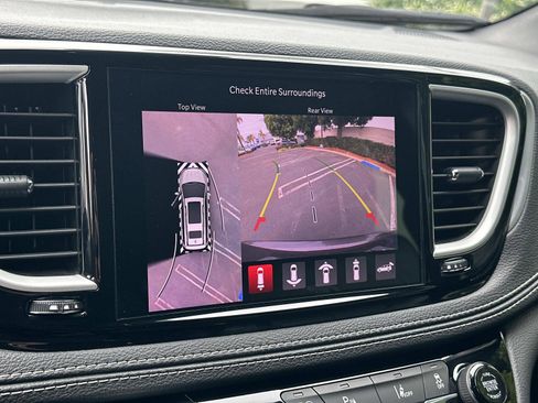 Used 2022 Chrysler Pacifica Touring-L w/ Uconnect Theater Family Group FWD image 13