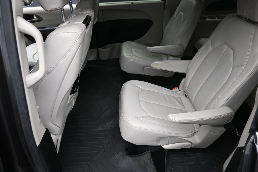 Used 2018 Chrysler Pacifica Touring-L Plus FWD image 15