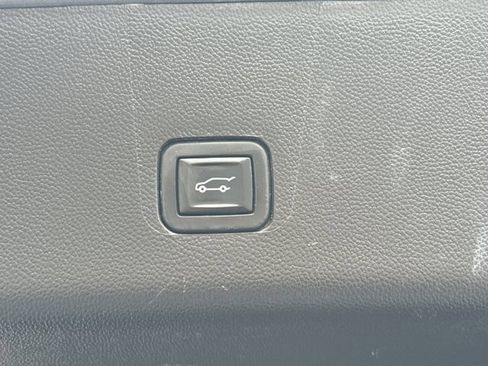 Used 2021 Chevrolet Traverse LT image 12