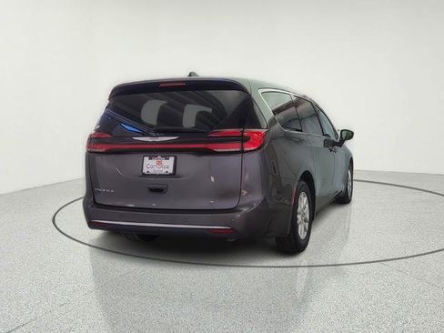 Used 2023 Chrysler Pacifica Touring-L image 7