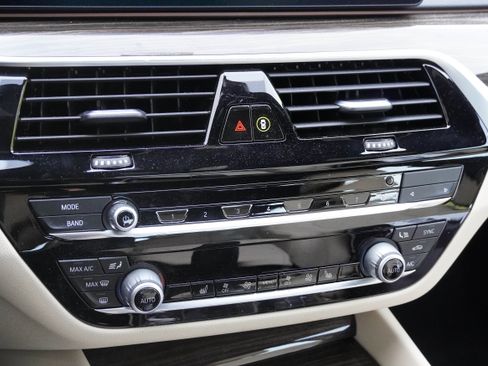 Used 2021 BMW 540i w/ Premium Package image 28