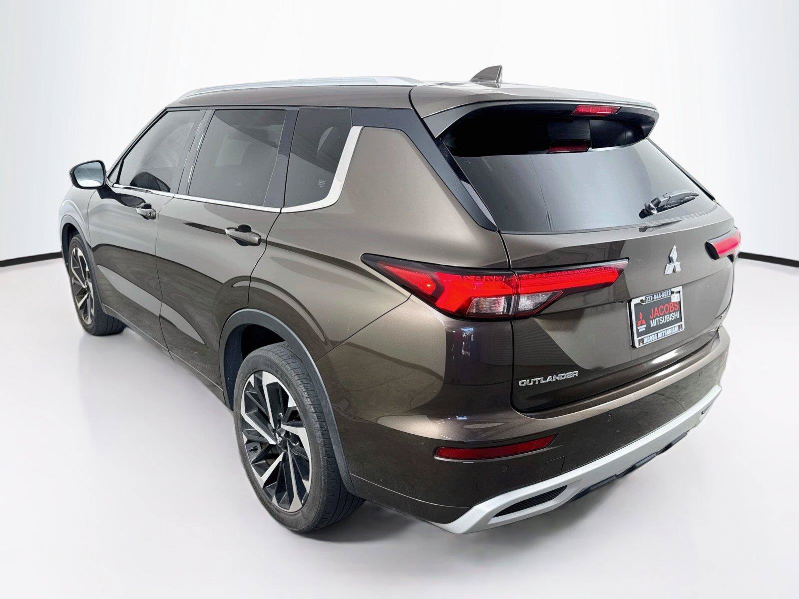 Used 2024 Mitsubishi Outlander SEL FWD image 3