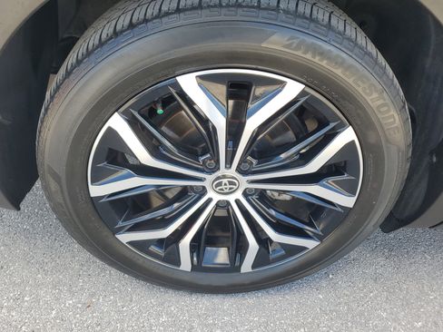 Used 2023 Toyota Crown Limited image 27