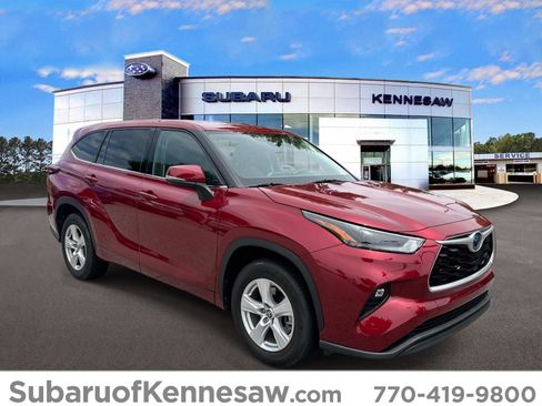 Used 2022 Toyota Highlander LE FWD image 1
