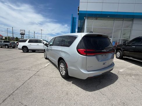 Used 2023 Chrysler Pacifica Touring-L FWD image 3