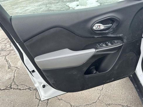 Used 2014 Jeep Cherokee Sport image 17