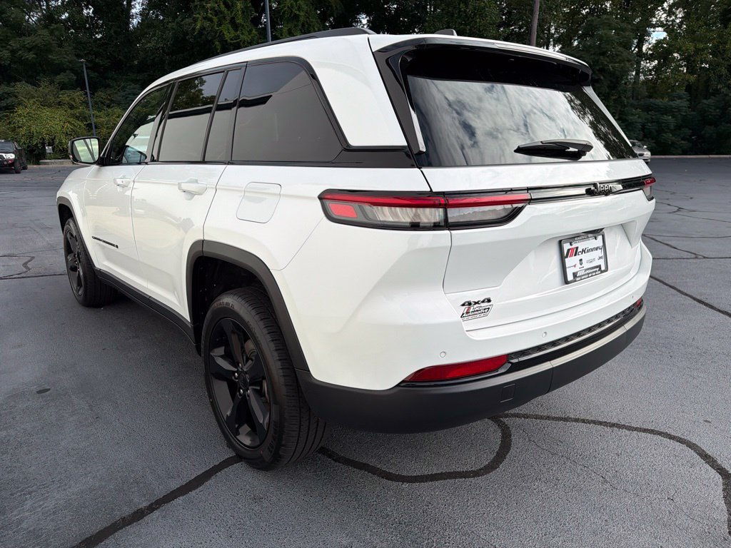 Used 2023 Jeep Grand Cherokee Altitude AWD/4WD image 10