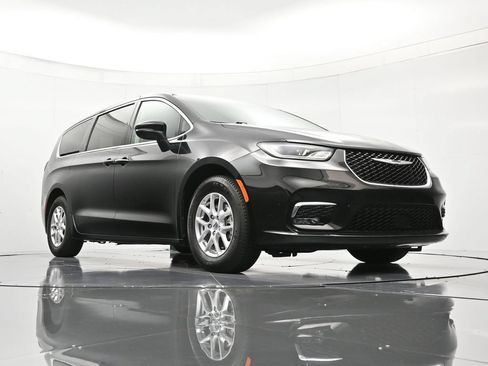 Certified 2023 Chrysler Pacifica Touring-L FWD image 40