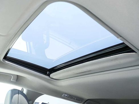 Used 2023 Toyota Sienna XLE w/ XLE Plus Package FWD image 26