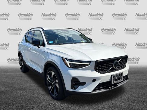 Certified 2023 Volvo XC40 B5 Ultimate w/ Protection Package Premier AWD/4WD image 39