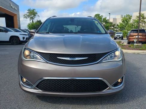 Used 2018 Chrysler Pacifica Touring-L FWD image 9