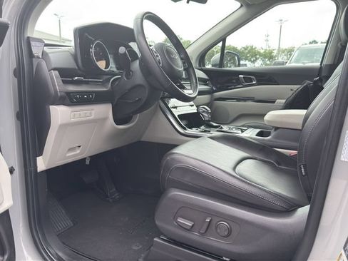 Used 2024 Kia Carnival EX FWD image 14