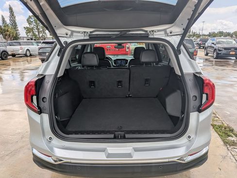 Used 2022 GMC Terrain SLT w/ Infotainment Package II FWD image 12