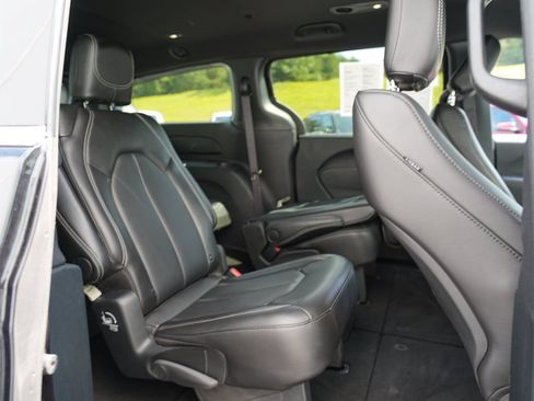 Used 2025 Chrysler Pacifica Select FWD image 28