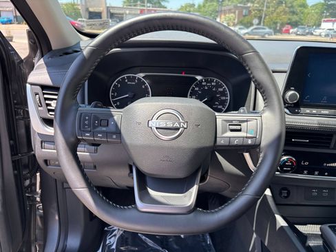 Used 2025 Nissan Rogue SV FWD image 31