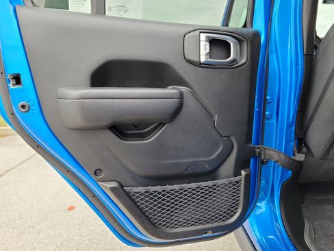 Used 2024 Jeep Gladiator Sport image 10