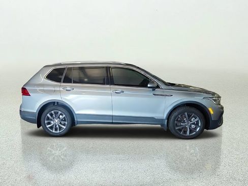 Used 2022 Volkswagen Tiguan SE FWD image 2