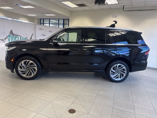 Used 2025 Lincoln Navigator Reserve AWD/4WD image 4