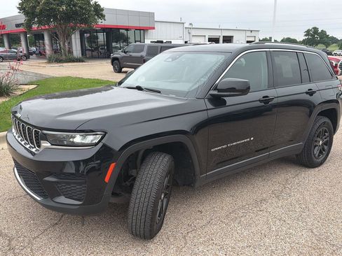 Used 2022 Jeep Grand Cherokee Laredo w/ Luxury Tech Group I AWD/4WD image 7