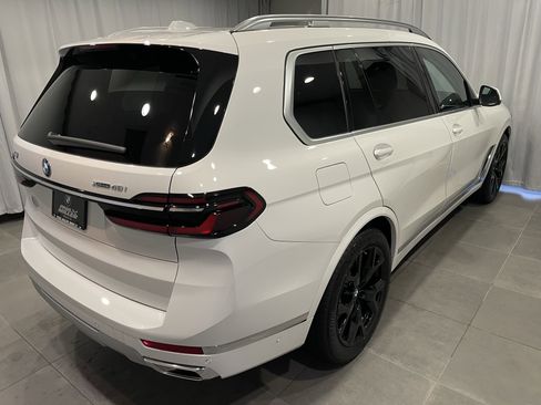 Used 2025 BMW X7 xDrive40i w/ Premium Package image 6