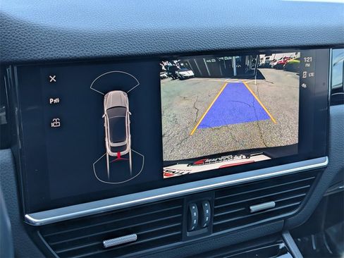 Used 2023 Porsche Cayenne Platinum Edition image 16