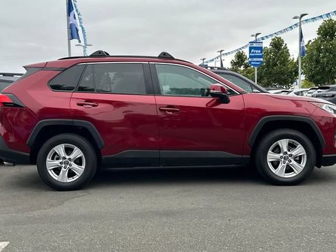 Used 2021 Toyota RAV4 XLE w/ Convenience Package FWD image 3