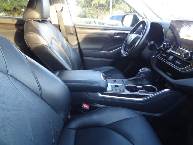 Used 2023 Toyota Highlander Platinum FWD image 10