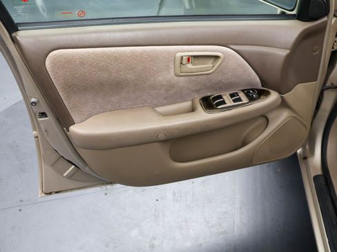 Used 1997 Toyota Camry LE image 8
