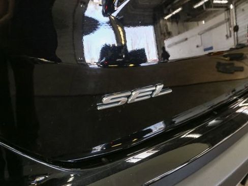 Used 2024 Ford Edge SEL w/ Convenience Package image 9