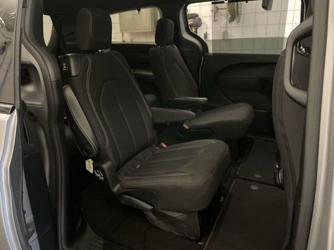 Used 2018 Chrysler Pacifica Touring Plus w/ S Appearance Package FWD image 19