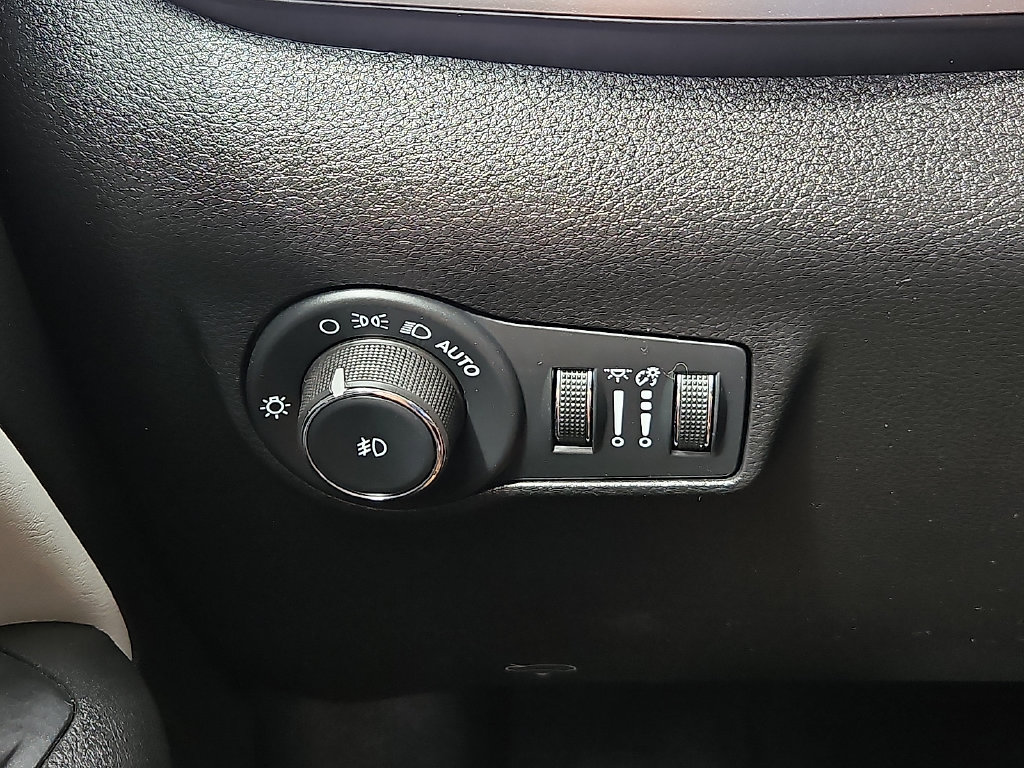 Used 2025 Jeep Compass Limited AWD/4WD image 25